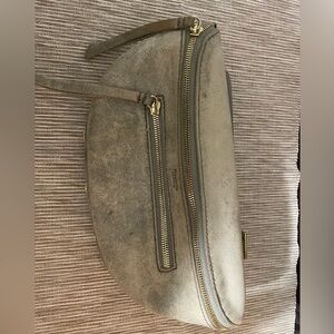 Hammit Charles Medium Belt Bag

MEDIUM:
Pewter/Brushed Gold